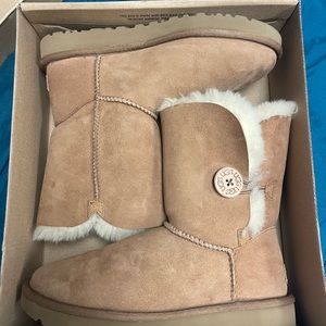 UGG Bailey Button sz 8